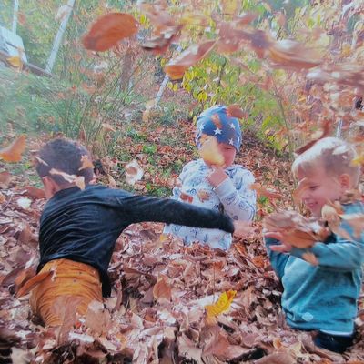 Blätterhaufen sind Suuuuuper! = Wahrnehmung des Körpers - der Blätter - der Geräusche, Spaß und Freude am Tun - soziales Miteinander - Kommunikation - Rücksicht