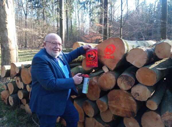 PEFC-Zertifizierung des Stadtwaldes von Bad Orb - Bürgermeister Roland Weiß freut sich über die Auszeichnung