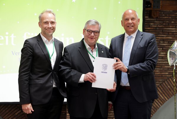 Bild vergr&ouml;&szlig;ern: Freude &uuml;ber die Auszeichnung 
von links: Kurgesch&auml;ftsf&uuml;hrer Steffen Kempa, B&uuml;rgermeister Tobias Weisbecker, Innenminister Roman Poseck