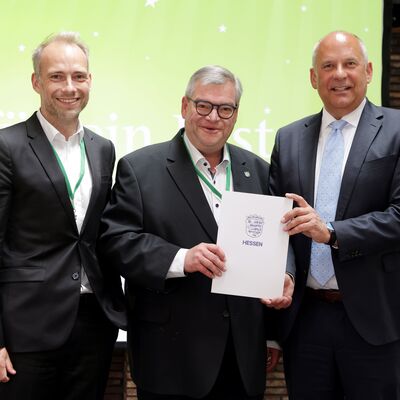 Freude &uuml;ber die Auszeichnung 
von links: Kurgesch&auml;ftsf&uuml;hrer Steffen Kempa, B&uuml;rgermeister Tobias Weisbecker, Innenminister Roman Poseck