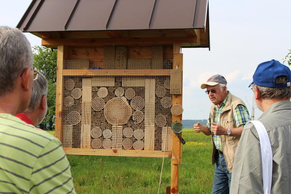 Heinz Weisbecker stellt neues Insektenhotel vor